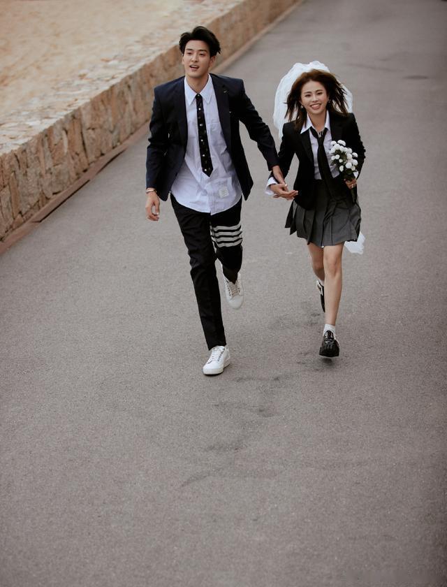 歌手李铢衔晒婚纱照官宣结婚，曾参加《披荆斩棘的哥哥》