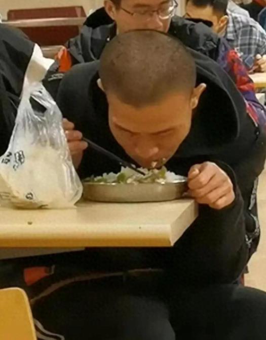 北大韦神,32岁没车没房被嘲失败,网传工资流出后,网友都沉默了!