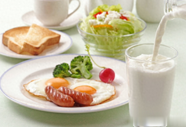 晨起空腹喝水,比不吃早餐还伤命?医生说出正确答案很多人都错了