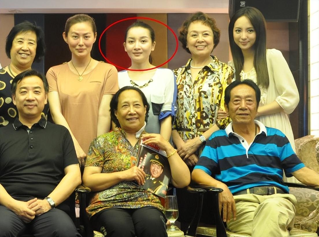 演员王奎荣：68岁娶小37岁饶芯语，71岁老来得女，近况如何？