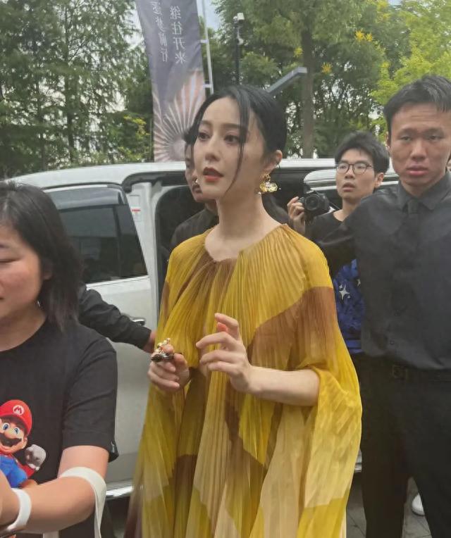 在秀场外拍到范冰冰,生图感叹她真美,皮肤细腻紧致比真实年龄小