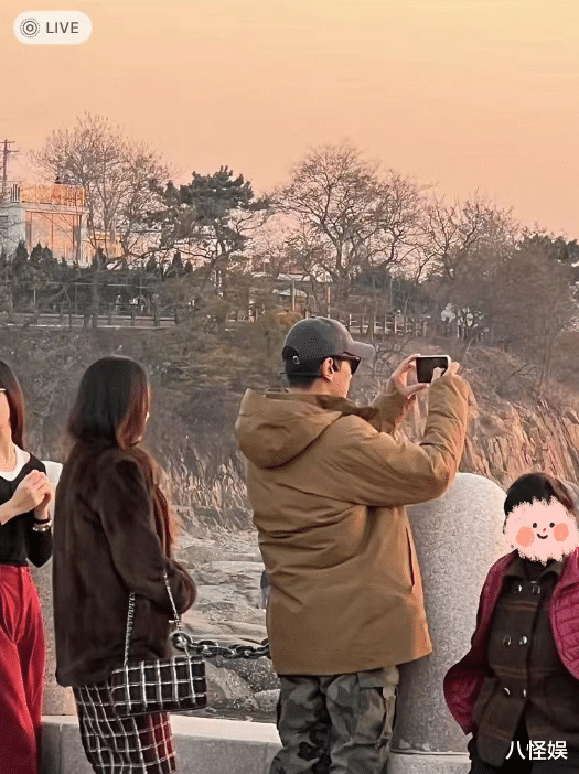 霍思燕青岛游玩依偎杜江肩上，真实状态被拍，身材臃肿发际线堪忧