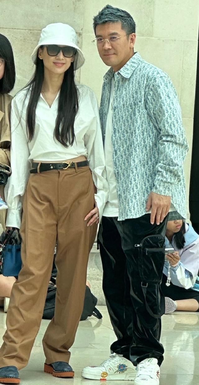 黄圣依一家甜蜜英国游!40岁原相机素颜皮肤好,俩儿子变化好大