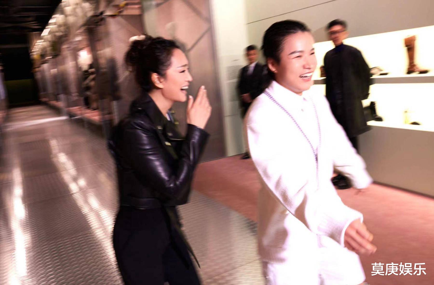 当巩俐张伟丽同框亮相,我才明白一个是真女王,一个是假女王