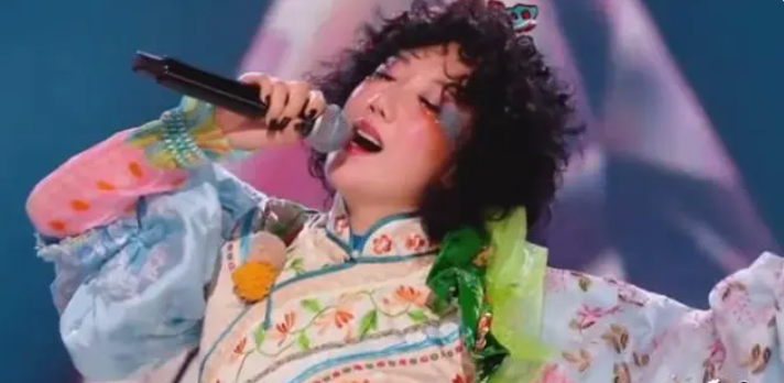 |好声音直接不装了？导师座位成遥控椅，潘玮柏自动转身后表情惊讶