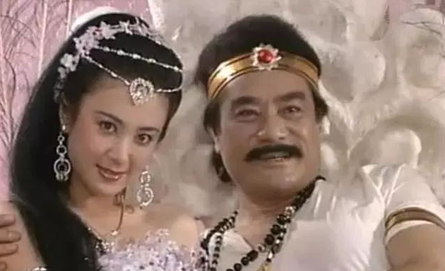 温碧霞|56岁温碧霞晒泳装照！开十几级美颜，一肚子赘肉满脸皱纹仍不服老！