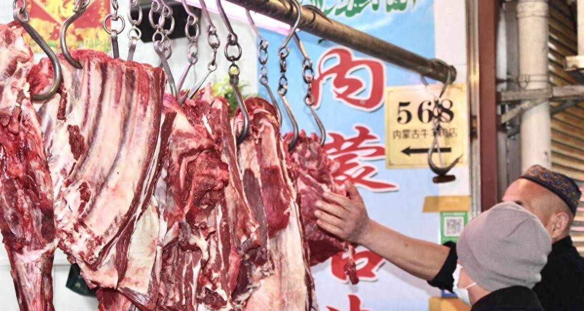 猪肉|为什么猪肉摆着卖，而牛羊肉要挂起来卖？有何猫腻？