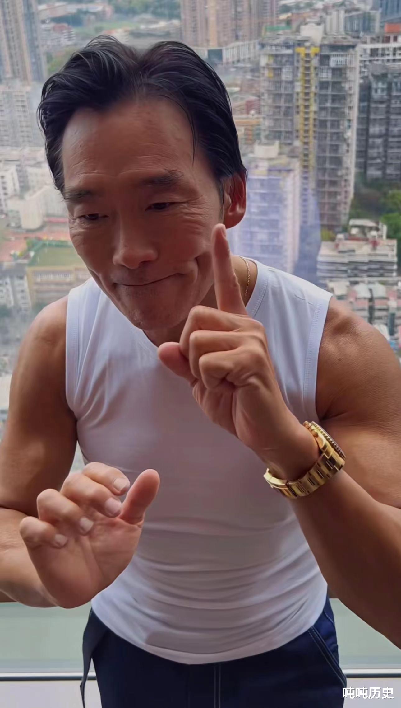 赌王|60岁港星现身珠海,穿西装吃面,二婚老婆出轨后卷款跑路致其抑郁