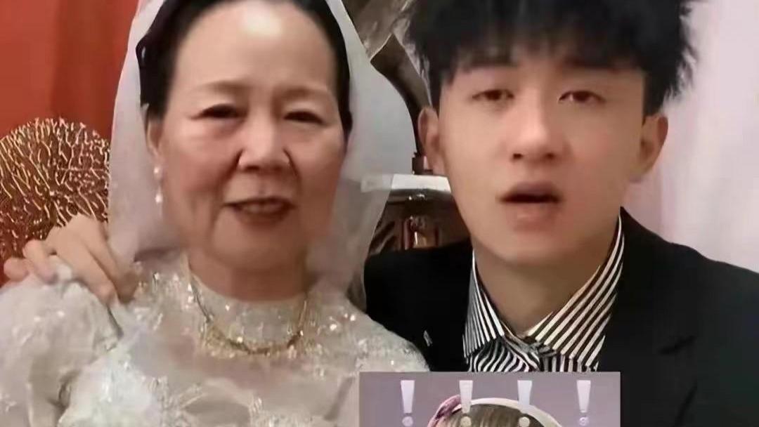 相差18岁的“姐弟恋”女子真容曝光，网友：我们被骗的好苦！