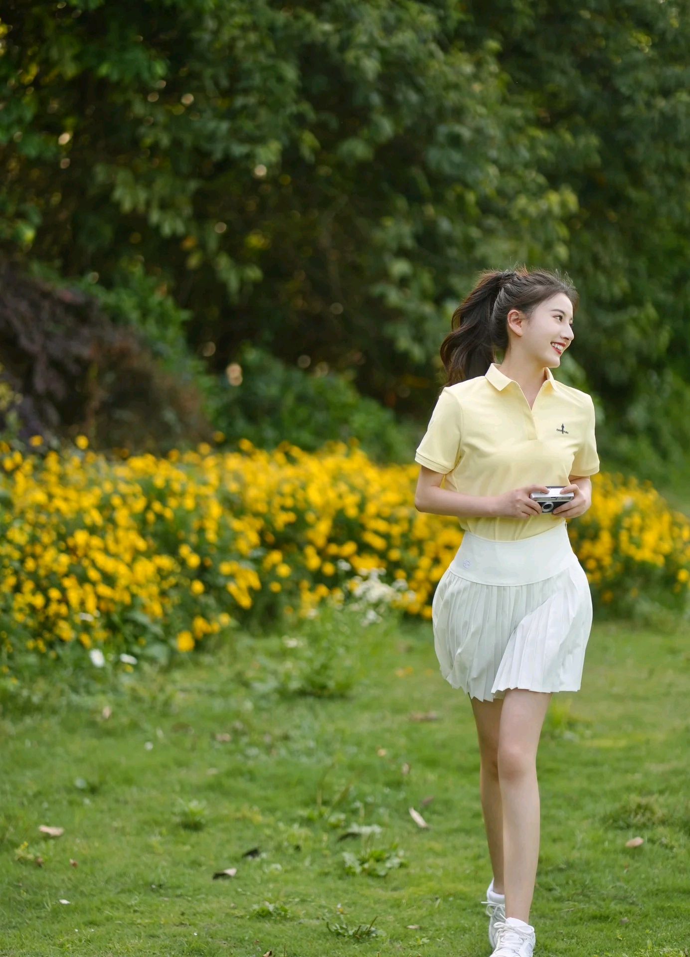 夏季甜美穿搭,体恤衫加百褶裙,化身校园清纯女神,再现颜值巅峰 - 情感