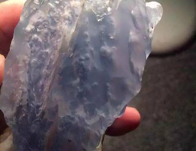 欣赏刚切开的翡翠毛料