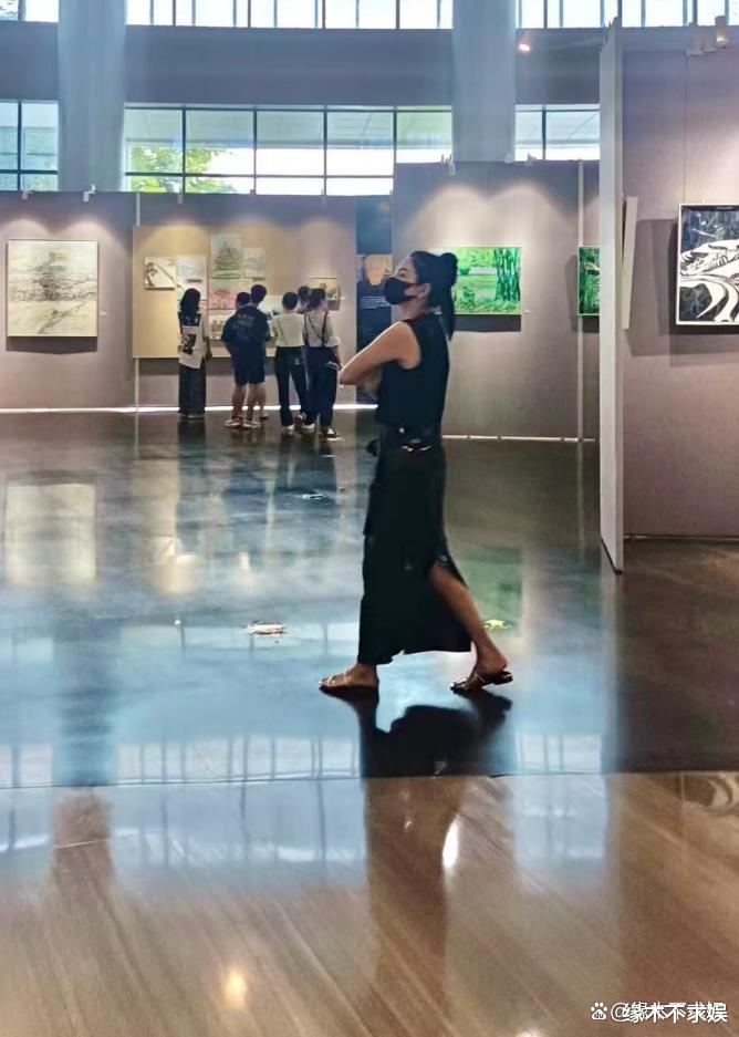 36岁张雨绮南宁被偶遇,又白又瘦,一身行头近30万,裙子满是破洞