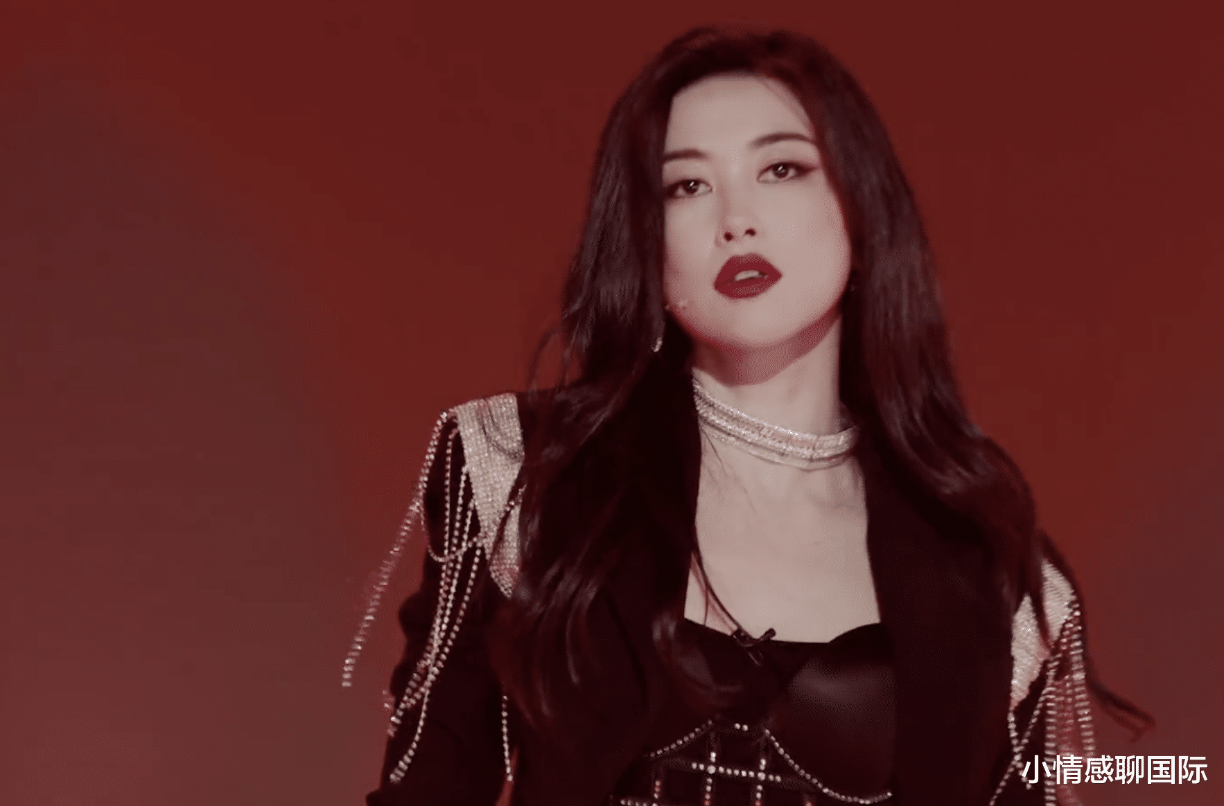 朱珠|朱珠和丈夫牵手现身机场,王昀佳大肚腩抢镜,被指撞脸侯佩岑老公