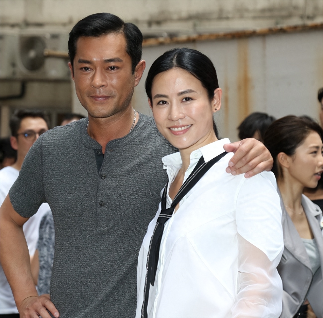 古天乐摆宴60桌高调庆生，古妈妈佩戴红色珠宝项链心情佳