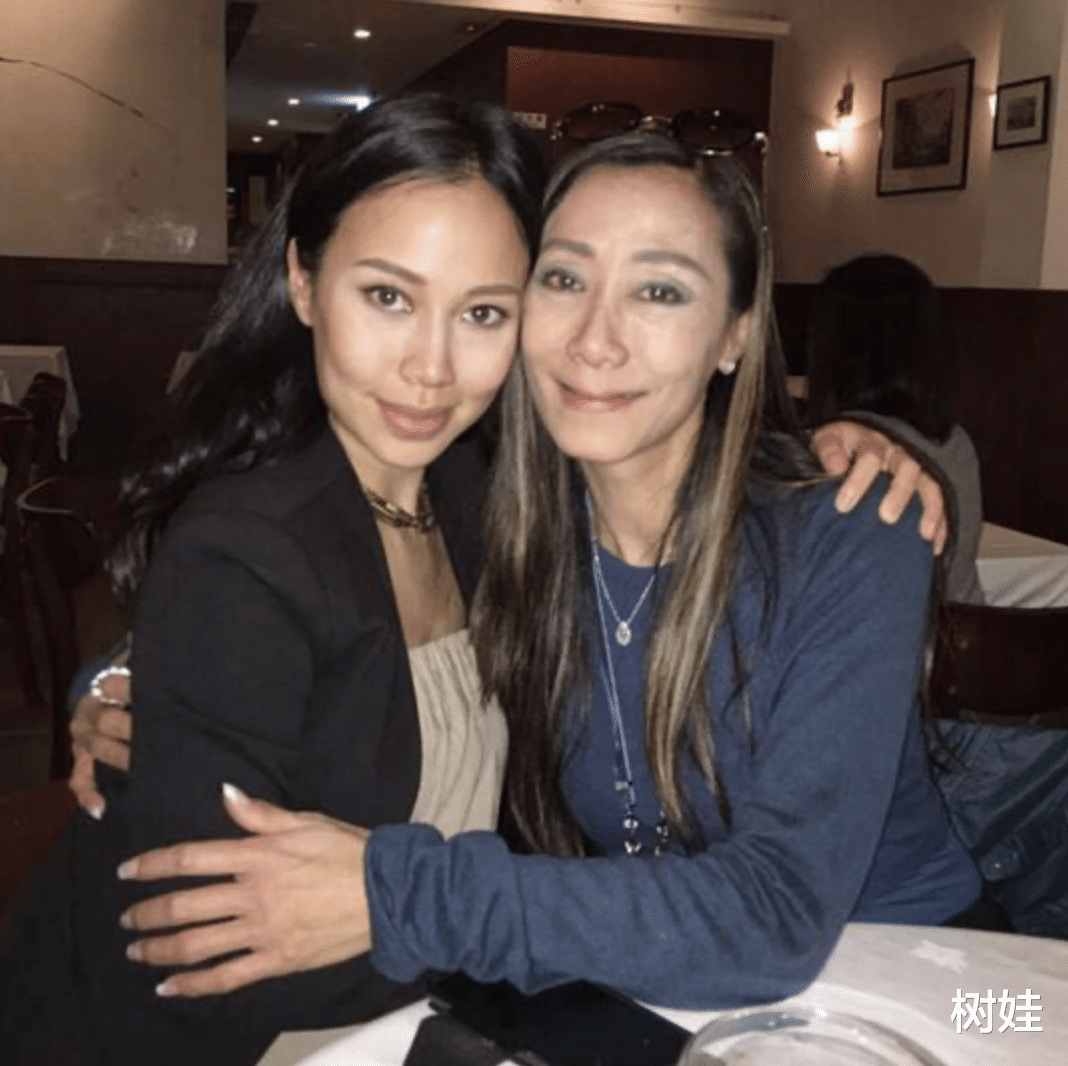 张天爱|张天爱为父亲办追思会,与邢嘉倩贴脸合照,鱼尾纹明显气质仍出众