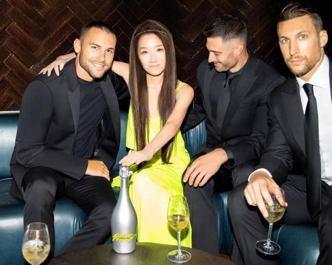 花滑|王薇薇:73岁皮不松肉不垮,背影如少女,家世显赫身边小鲜肉不断