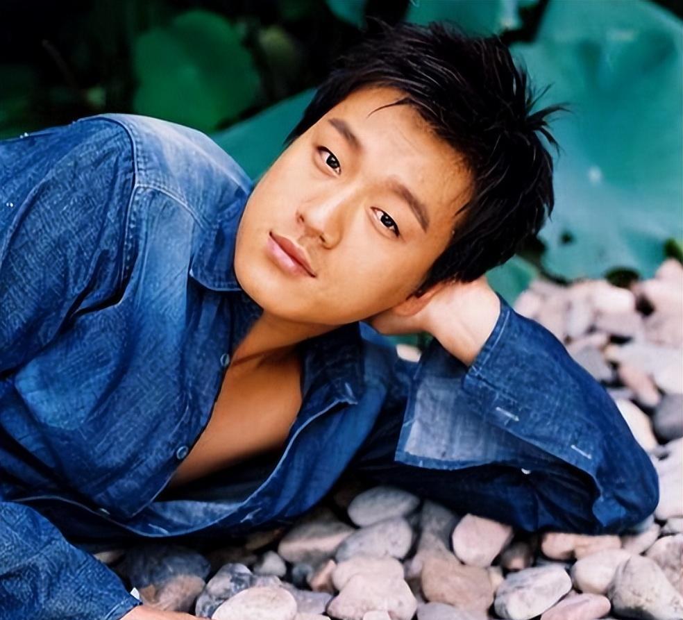 金主入狱，佟大为失踪2年！严屹宽一句话，再次将他推上了风口浪尖