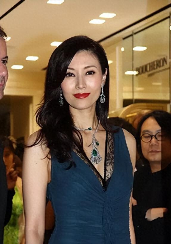 港媒也太“勇”了吧!李嘉欣的照片不修一下就发出来,状态太真实