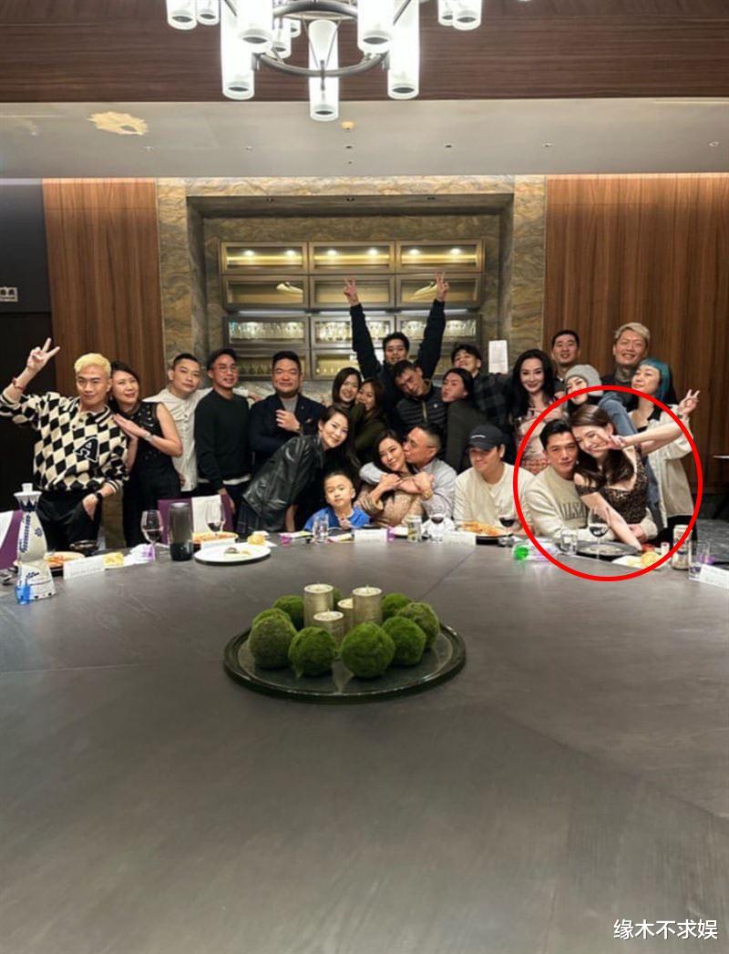 邱泽|41岁邱泽罕见秀恩爱，妻子腰围突增、鞋跟抢镜疑怀孕，此前陷婚变