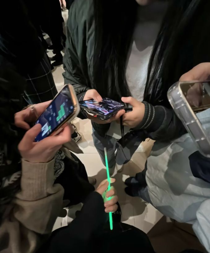 王诗龄|王诗龄晒国外出游日常,与闺蜜穿情侣装跳舞,生图精修差别大