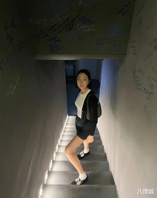 杨祐宁老婆出月子，单手抱娃拍照晒妈咪身材，妊娠纹赘肉好真实