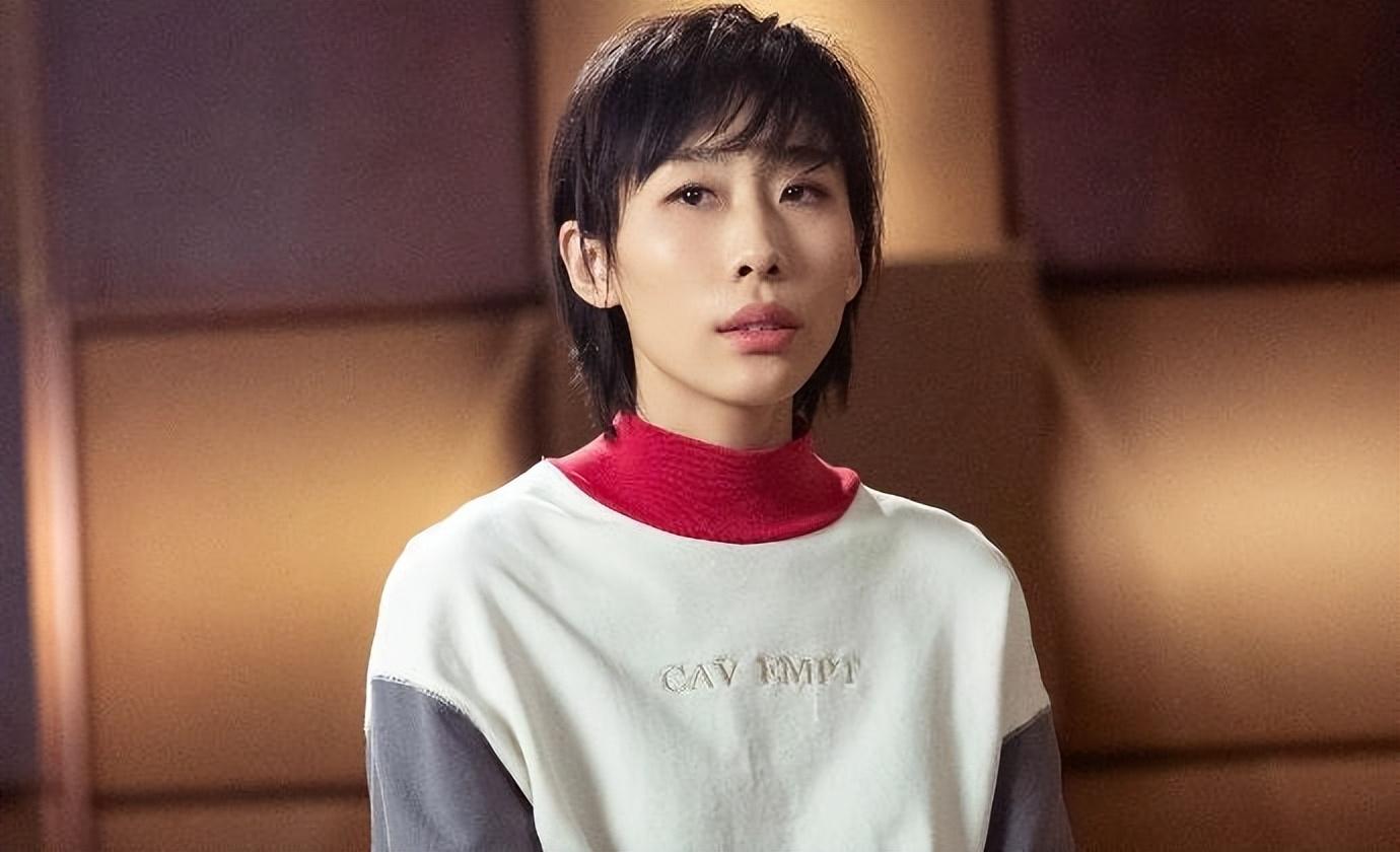 丑又性感 上半身是平凡 下半身是幻想 "一尿成名" 任素汐半个喜剧剧照