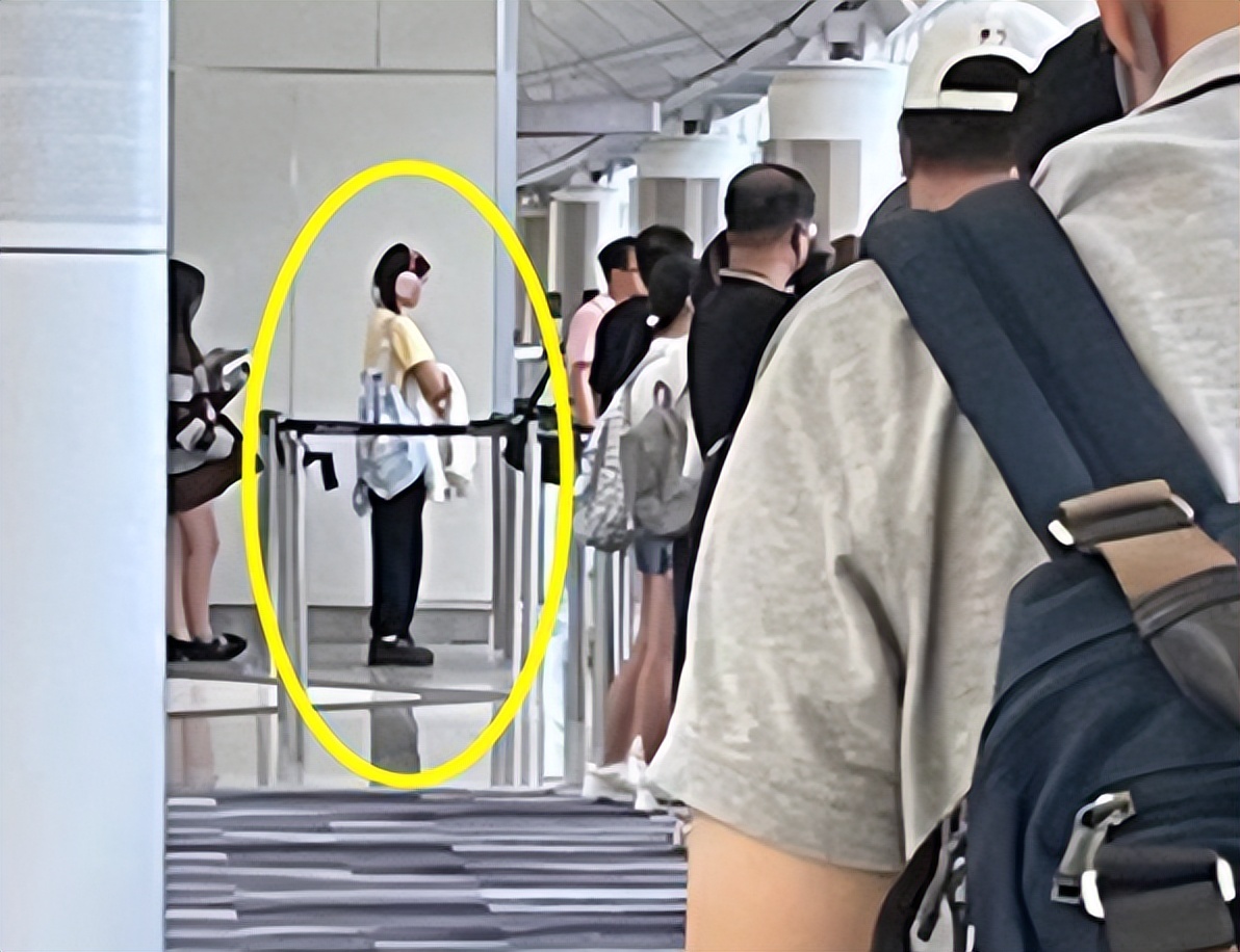 黄多多赴美西北大学夏校,双马尾发型现身机场,细节却显露人品