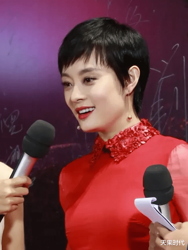 孙俪|孙俪的颜值无死角，穿红色旗袍尽显传统知性美，透视纱浪漫又柔美