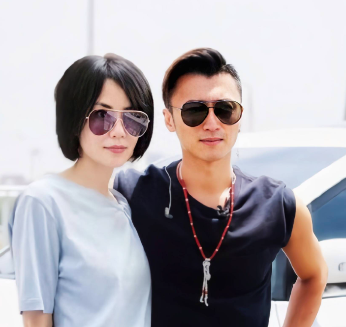 谢霆锋正式回应与杨幂的关系,表示只是两人只是好朋友