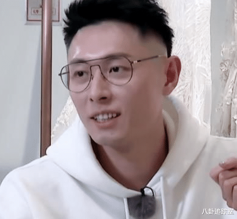 张嘉倪三里屯被偶遇，穿短袖皮肤黝黑似路人，买超带女友疑回新房