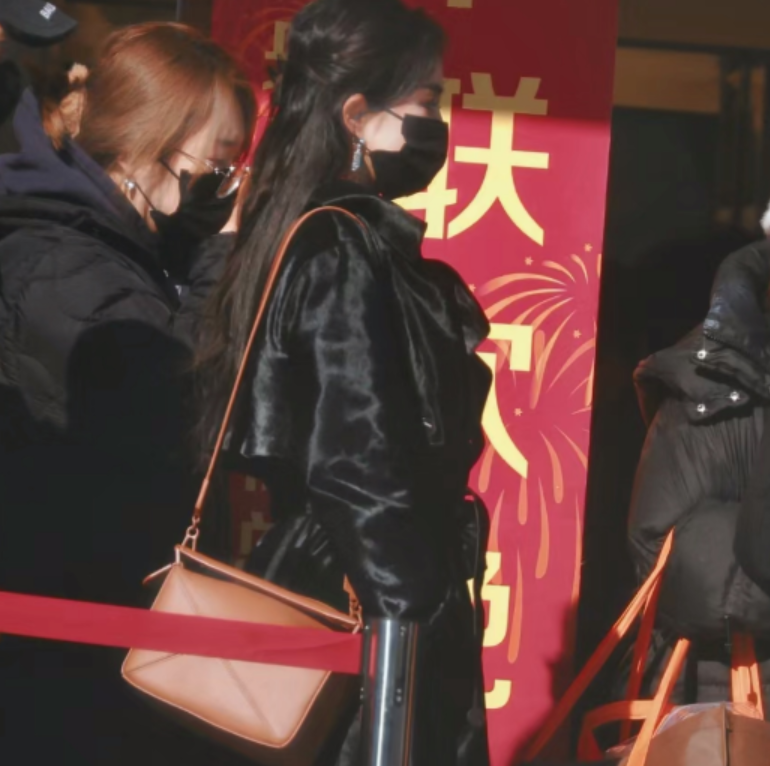 春晚|杨幂现身春晚第三次联排!身材惹火显年轻,与辛芷蕾比美各有千秋