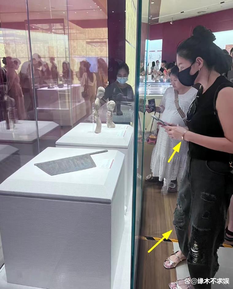 36岁张雨绮南宁被偶遇,又白又瘦,一身行头近30万,裙子满是破洞