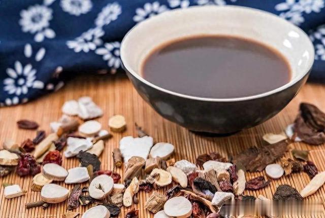 心脏不好的人,家中常备两种药,一个活血化瘀,一个祛痰化浊!