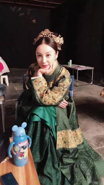 高启兰|《狂飙》高启兰:戴上眼镜是大姐大,摘下眼镜是小女生。