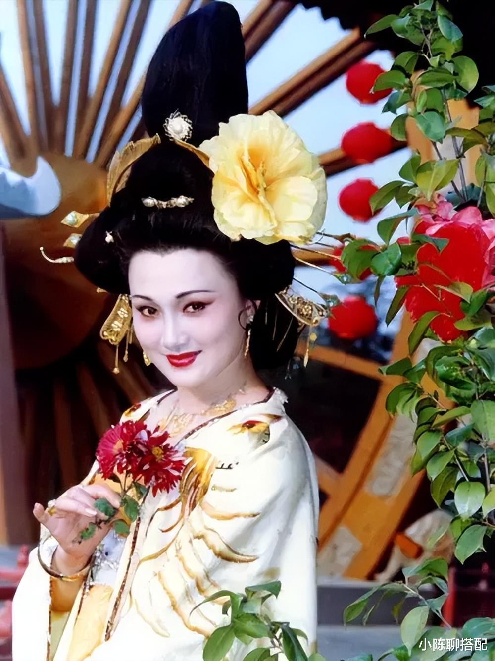 穿衣搭配 最美贵妃林芳兵57岁留“女神头”，瘦身后穿衣简单却时髦逆龄变美