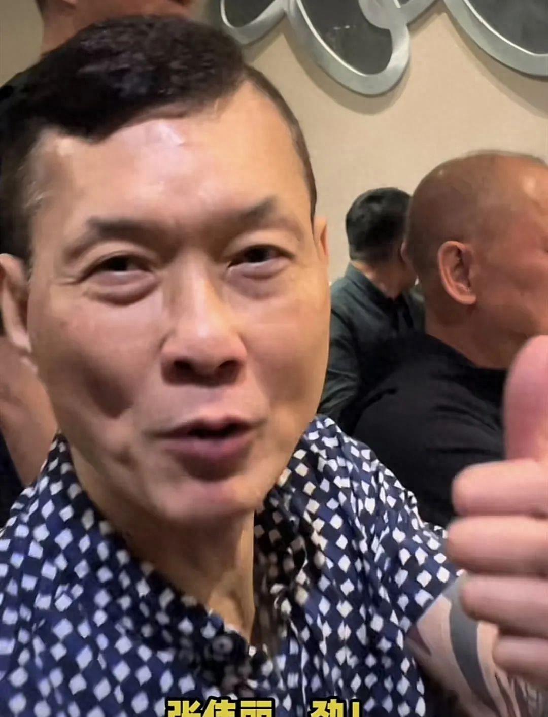 65岁周比利晒半裸照！六块腹肌非常有型，精神饱满与李连杰差别不小