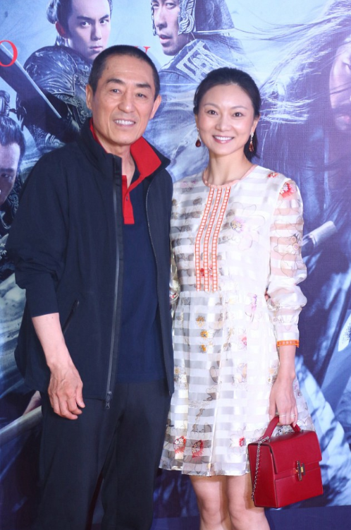 张艺谋|张艺谋夫妇洛杉矶购物!41岁陈婷素颜不化妆,低扎马尾辫依然好看