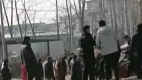 大难不死！货车死死压住小轿车，一家四口均无大碍