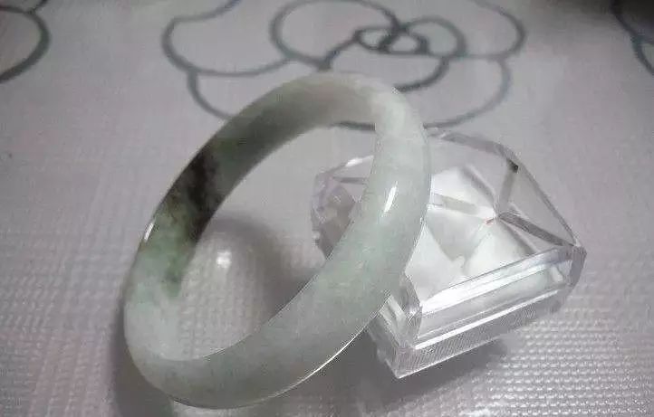 女子爱玉成痴，收藏130条翡翠手镯