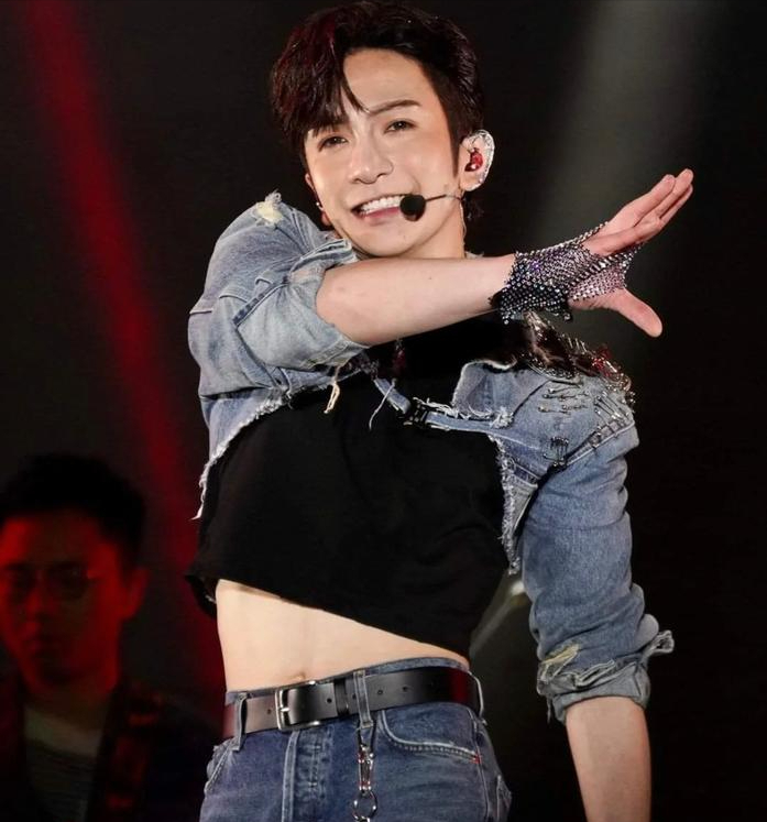 姜涛|香港“顶流”姜涛的爆火和离谱热搜,让我感叹资本力量太强大