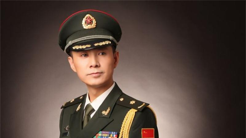 他是著名演员，35岁娶小11岁的妻子，37岁当爸爸，感恩岳父的支持