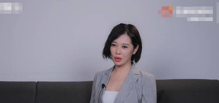 她曾把黄渤吻到害羞，又与导演同居12年遭抛弃，今47岁身价高达40亿