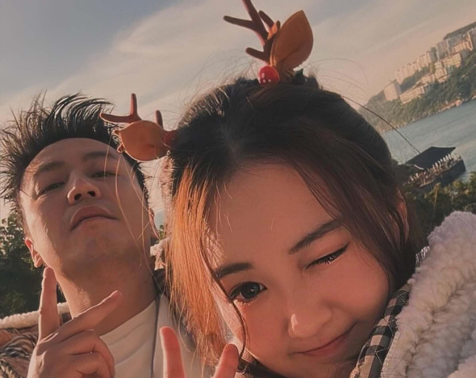 香港知名男星公开恋情，与小20岁女友谱父女恋，遭调侃老牛吃嫩草