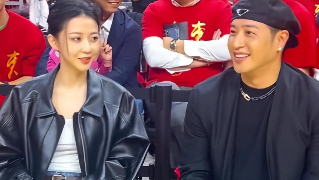 潘玮柏宣云婚后首合体，女方穿千元外套秀身材，和老公耳语显甜蜜