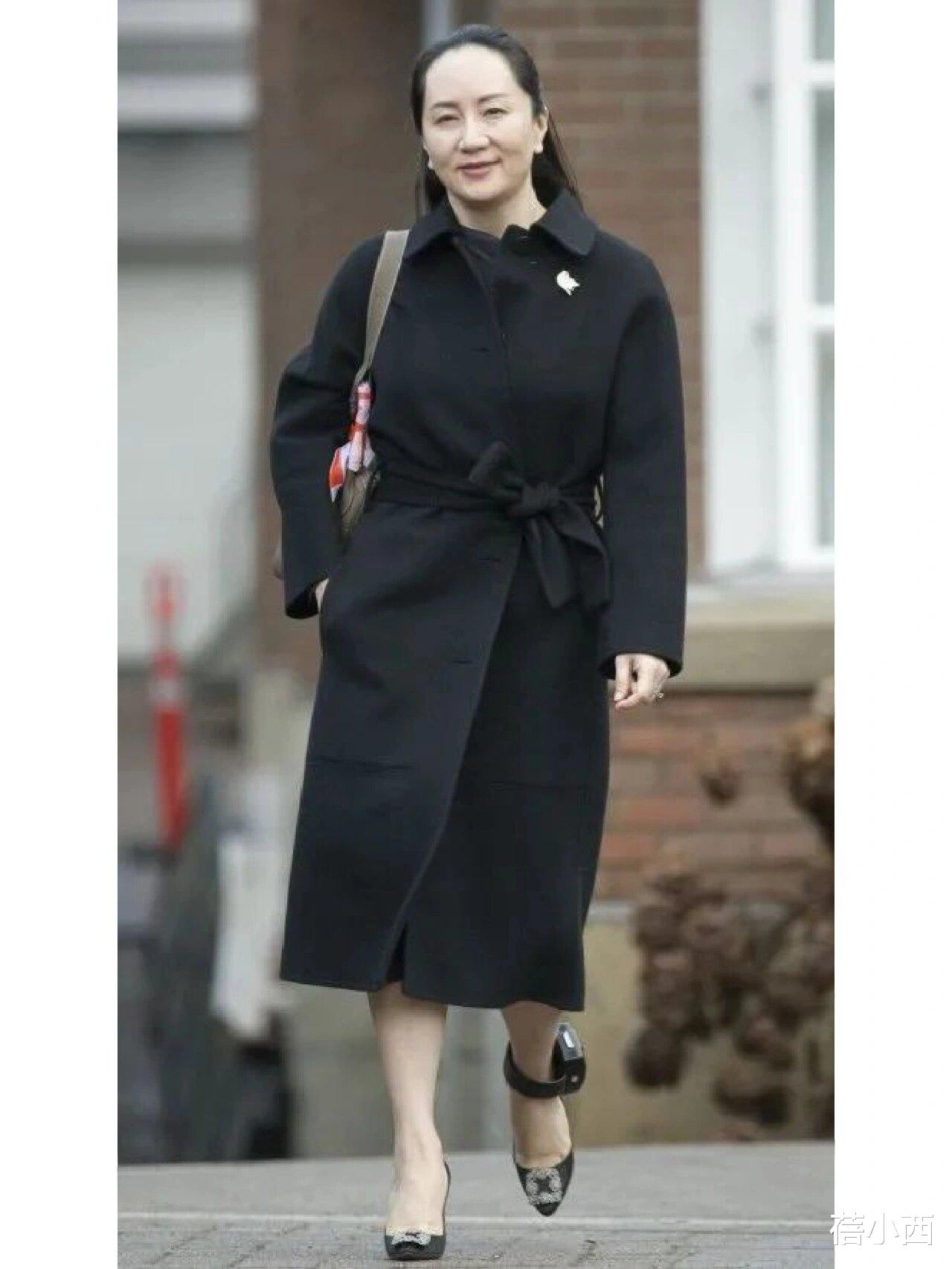 51岁孟晚舟带火了一种新穿法：“穿大衣不穿裤子、丝袜”，更高级