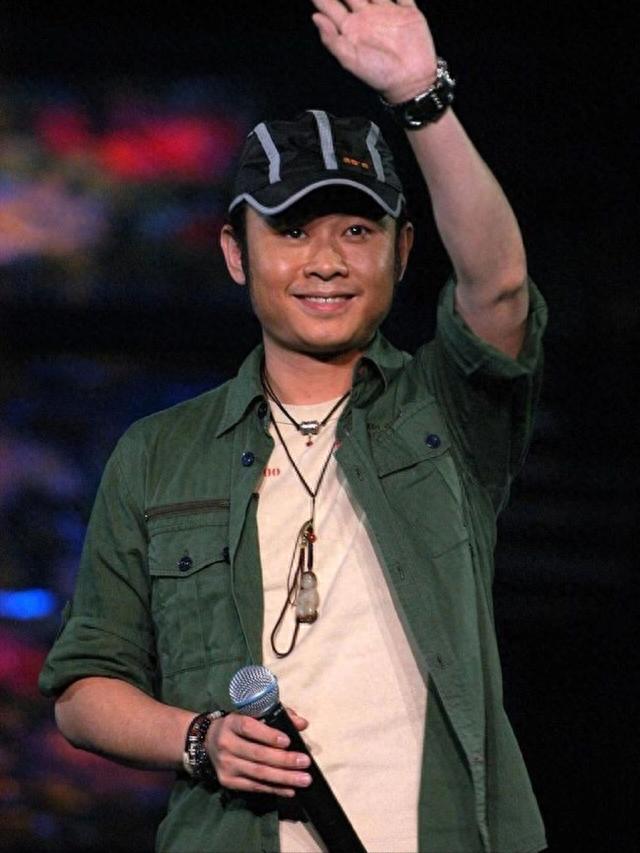 厚颜无耻!一首代表作都没有,却被捧成歌坛顶流,这些小丑羞不羞