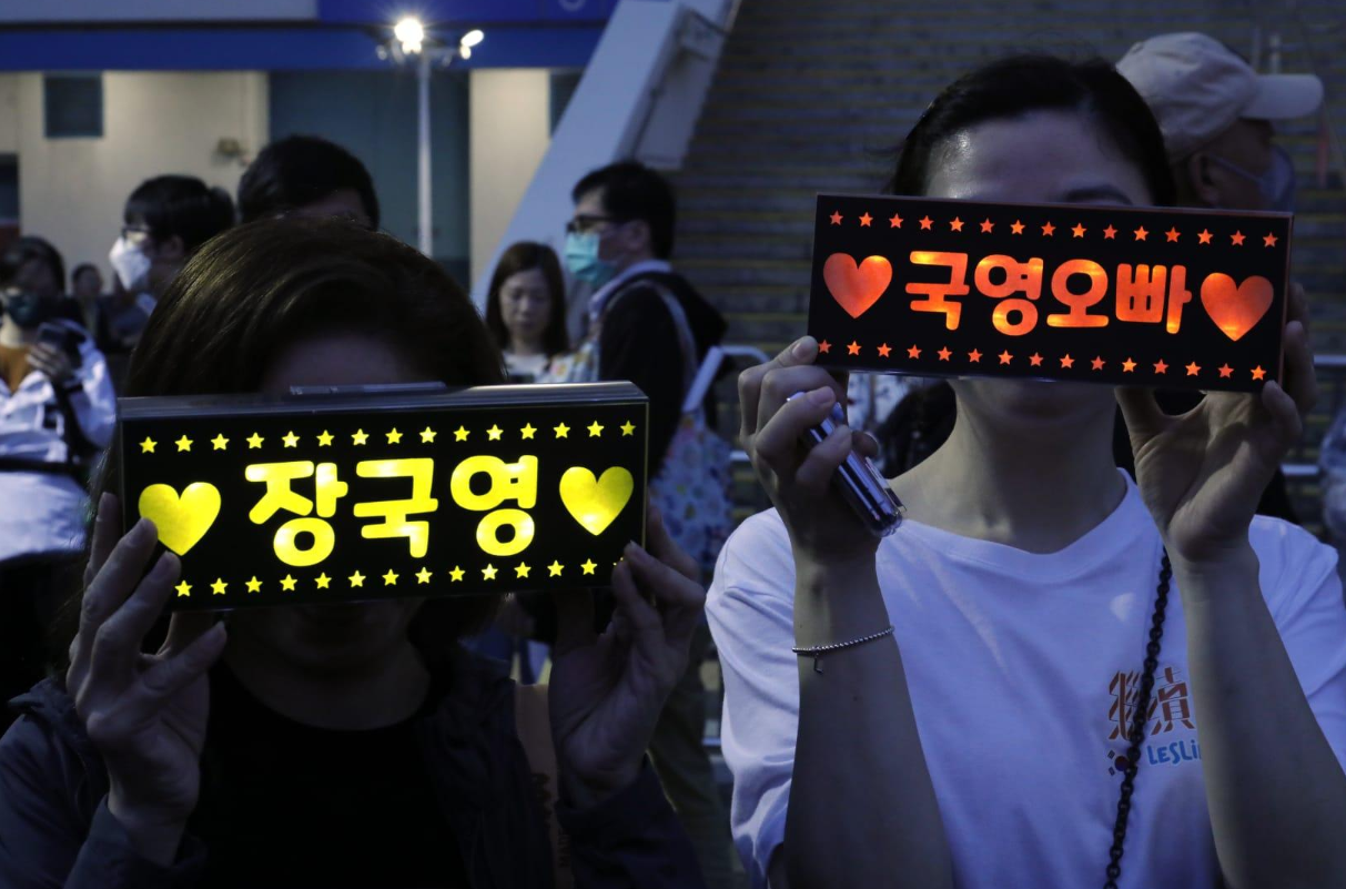 张国荣|张国荣悼念现场一片花海云集上千歌迷,黎明张卫健梁咏琪等人现身