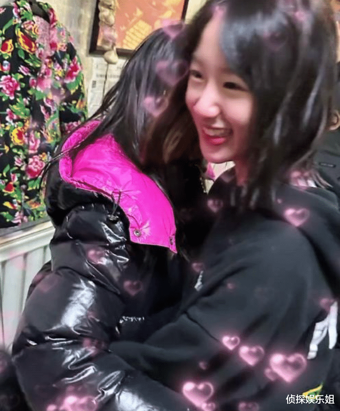 李小璐吴尊带娃出游,甜馨NeiNei十年后再同框,小姐妹长成大美女