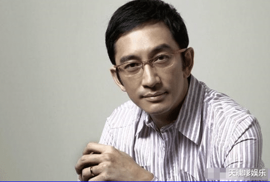 吴启华|港星吴启华在富婆家中庆生，整桌茅台好阔气，和美女合影紧张搓手