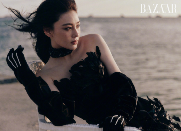 张馨予海边美照,头戴300颗钻石秀蜂腰,此前怒怼网友:不配为人